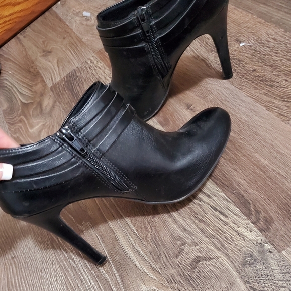 Black Fioni Ankle Heels Size 7.5 - Picture 3 of 3